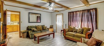 Family Home w/ Yard - 5 Mi to Jackson State Campus