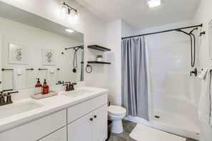 Apartment (3 Bedrooms) | Interior - Half-mi to the Triangle! Chic Emmaus Townhome (Emmaus)