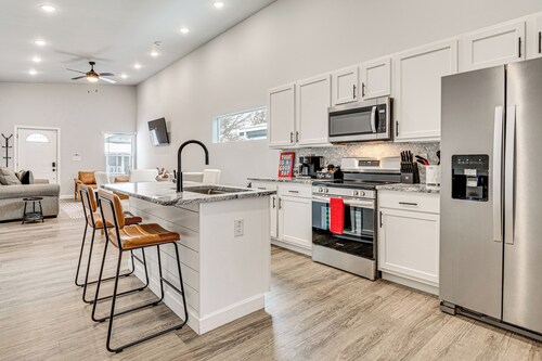 Rooftop Lounge & City Views! 3BR 3 Mi to Dtwn Indy