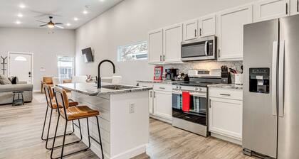 Rooftop Lounge & City Views! 3BR 3 Mi to Dtwn Indy