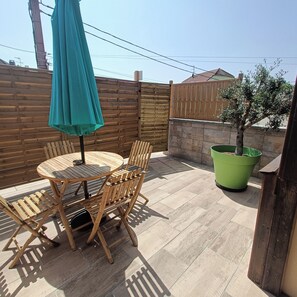 Outdoor dining - Large family apartment with Jacuzzi and Sauna (Montreux-Château)