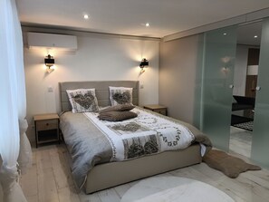 WiFi, bed sheets - Large family apartment with Jacuzzi and Sauna (Montreux-Château)