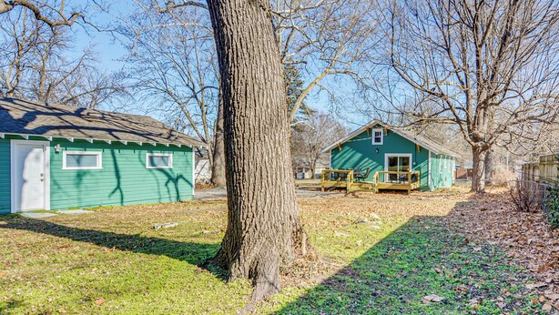 A green house with a porch and a tree in front. - < 1 Mi to Msu! Updated Springfield House w/ Deck (Springfield)
