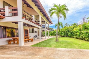 Outdoor dining - Big House Flamingo Beach (Playa Flamingo)