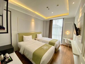 Desk, free WiFi - Dafam Enkadeli Thamrin Jakarta (Jakarta)