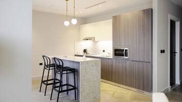 Kjøleskap, mikrobølgeovn, ovn og kokeplater