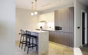 Een koelkast, een magnetron, een oven, een kookplaat