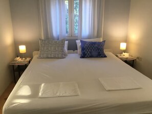 2 bedrooms, iron/ironing board, free WiFi, bed sheets - Naoussa Apricot Garden, 5' to Center, 5' to Beach (Naousa)