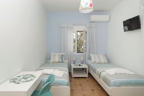 2 bedrooms, iron/ironing board, free WiFi, bed sheets - Naoussa Apricot Garden, 5' to Center, 5' to Beach (Naousa)