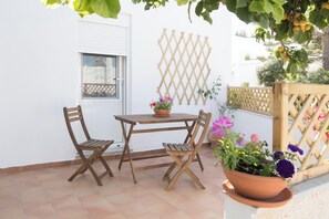Outdoor dining - Naoussa Apricot Garden, 5' to Center, 5' to Beach (Naousa)