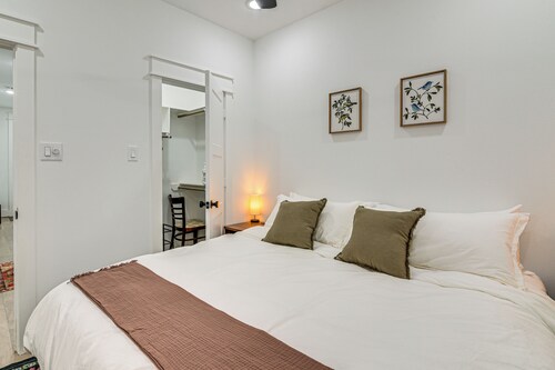 4 Mi to Dtwn: Wfh-friendly Retreat in Houston