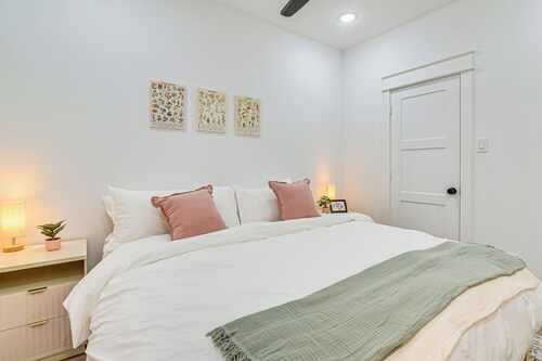 4 Mi to Dtwn: Wfh-friendly Retreat in Houston