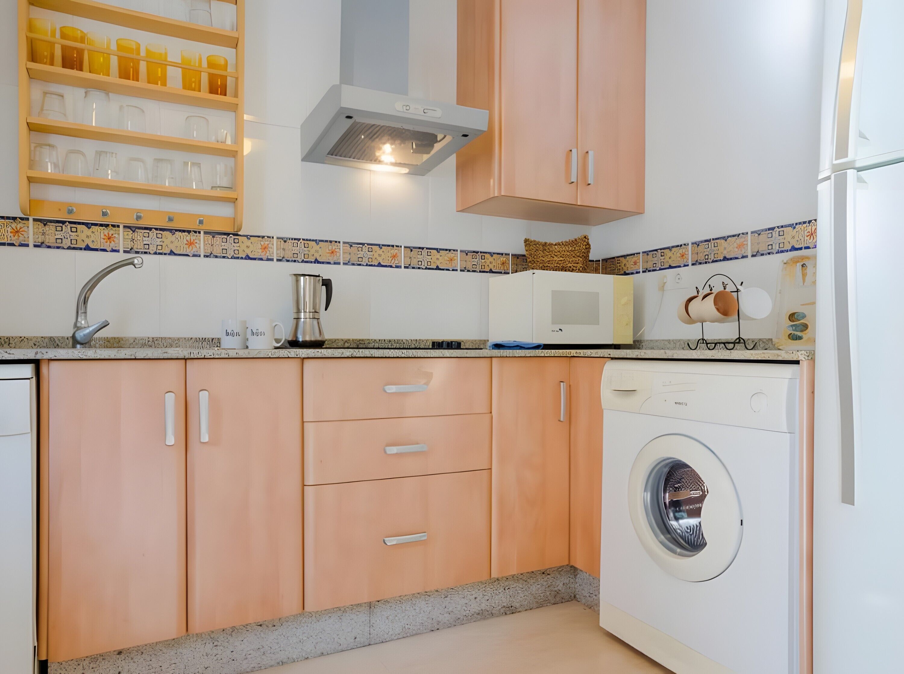 Réfrigérateur, four à micro-ondes, surface de cuisson, lave-vaisselle