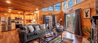 Smoky Mountain Dream, Hot Tub, Pool, Pet Friendly, Sleeps 8, Near Dollywood