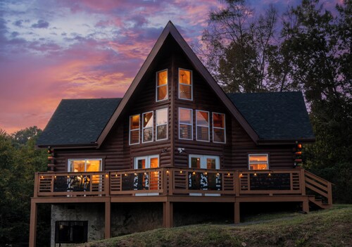  Smoky Mountain Dream, Hot Tub, Pool, Pet Friendly, Sleeps 8, Near Dollywood