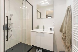 Shower, hair dryer, towels - O’Searys - stylish apartment with stadium view (Oostende)