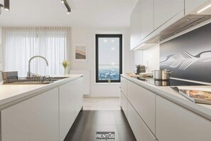 Fridge, microwave, oven, stovetop - O’Searys - stylish apartment with stadium view (Oostende)