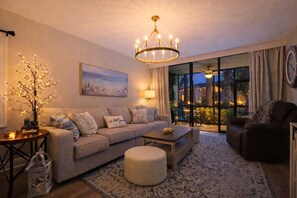 Living area - Luxe Cozy Condo - Heated Pools - Near AMI- IMG (West Bradenton)