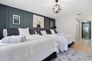 2 bedrooms, WiFi, bed sheets - Luxe Cozy Condo - Heated Pools - Near AMI- IMG (West Bradenton)