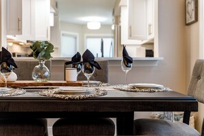 Dining - Luxe Cozy Condo - Heated Pools - Near AMI- IMG (West Bradenton)