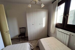 Silitysrauta/-lauta, Wi-Fi, vuodevaatteet