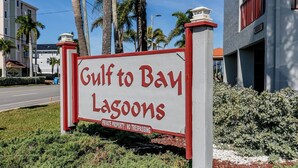 Schild für Gulf to Bay Lagoons mit Privatgrundstück-Hinweis.
