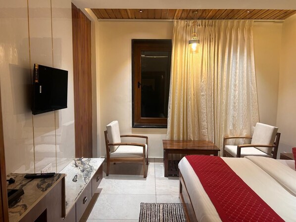 Laptop workspace, free WiFi - Hotel Signature Stayz by Admire Room  (New Delhi)