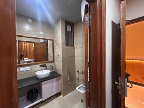 Shower, free toiletries, towels, soap - Hotel Signature Stayz by Admire Room  (New Delhi)