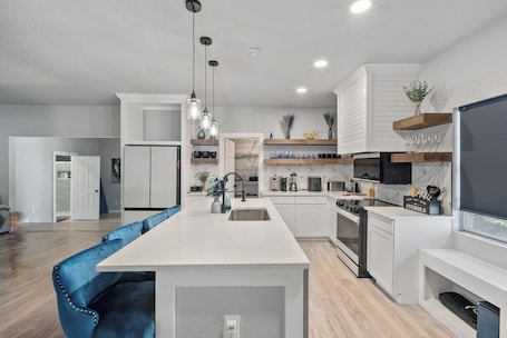 Fridge, microwave, oven, stovetop. Gorgeous 6BR Sleeps 18 with Hot Tub, BBQ, Games, Big Screen TV. Near Downtown