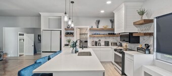 Gorgeous 6BR Sleeps 18 with Hot Tub, BBQ, Games, Big Screen TV.  Near Downtown