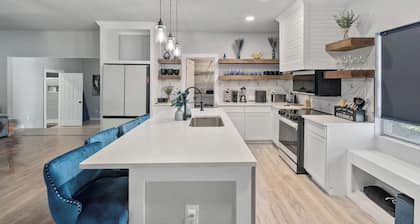 Gorgeous 6BR Sleeps 18 with Hot Tub, BBQ, Games, Big Screen TV. Near Downtown
