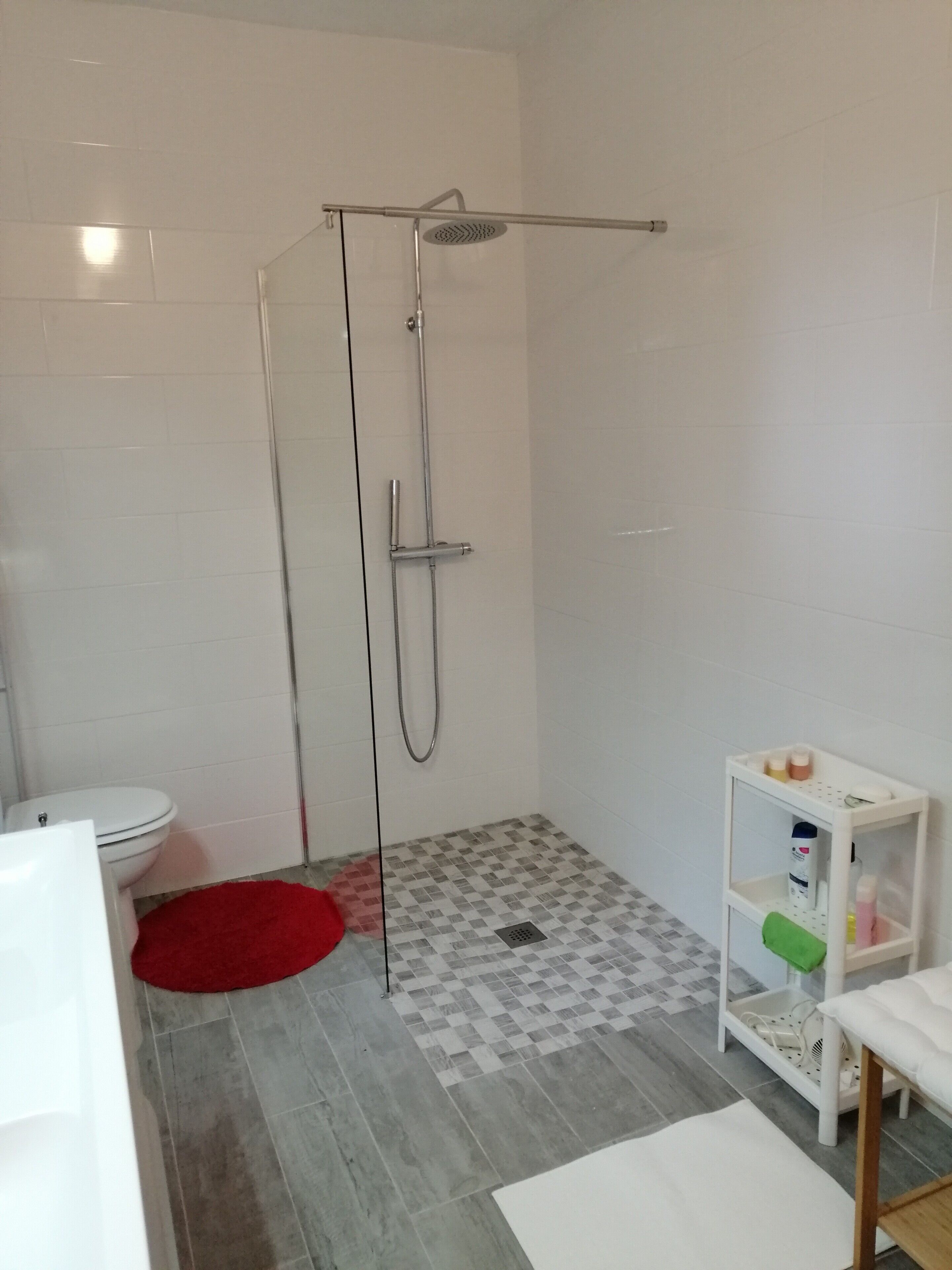 Douche, sèche-cheveux, serviettes fournies