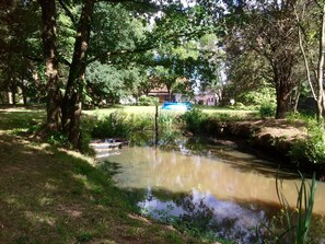 Property grounds - Apartment 'Les Alliots' with Private Terrace, Private Garden and Wi-Fi (Coullons)