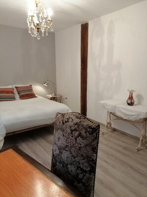 Iron/ironing board, WiFi, bed sheets, wheelchair access