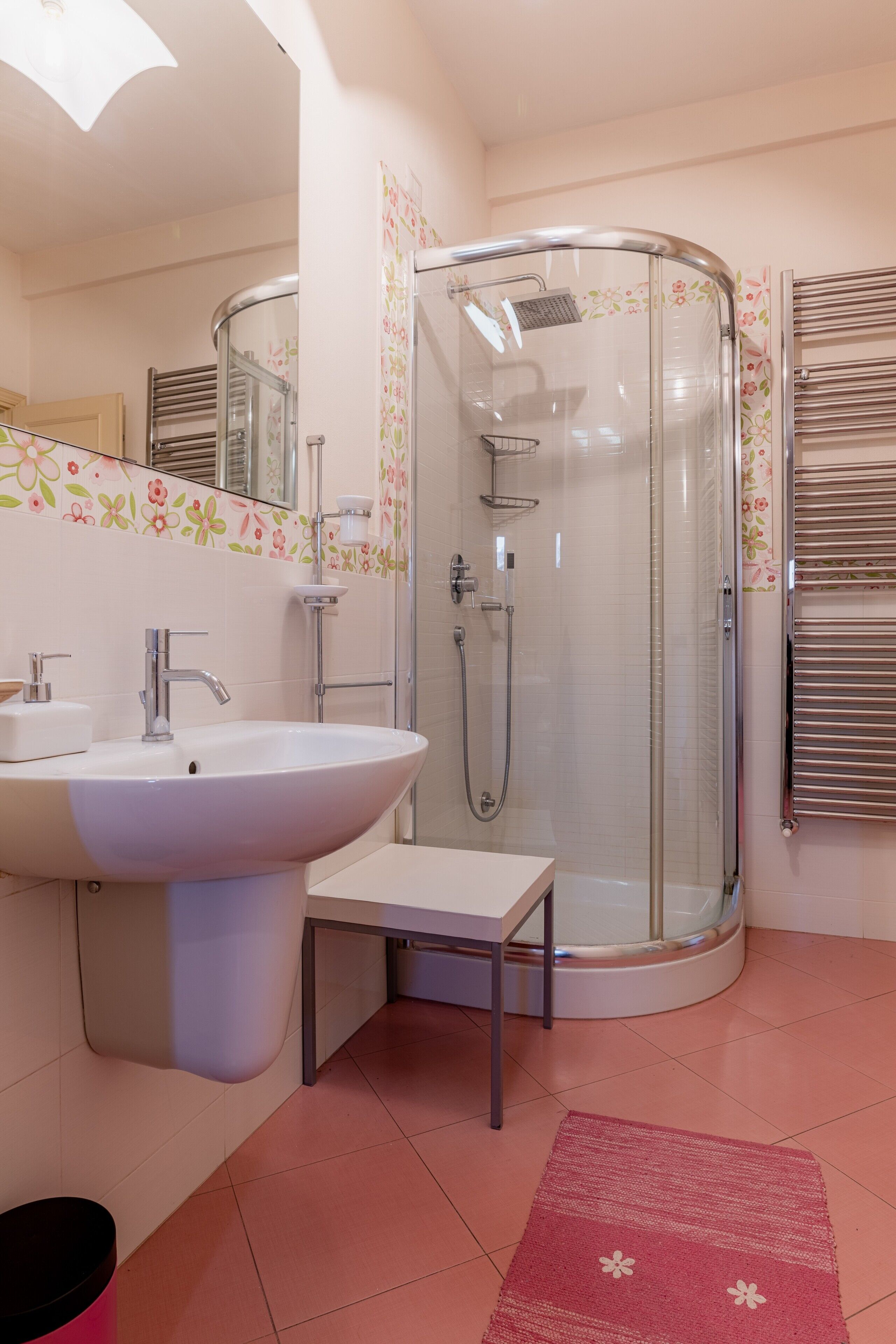 Douche, sèche-cheveux, serviettes fournies