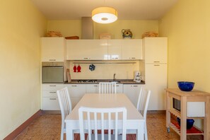 Microonde, forno, piano cottura, lavastoviglie