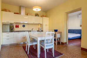 Dining - Holiday Home "Le tre finestre sull'Anfiteatro - Lucca" with Wi-Fi and Air Conditioning (Lucca)