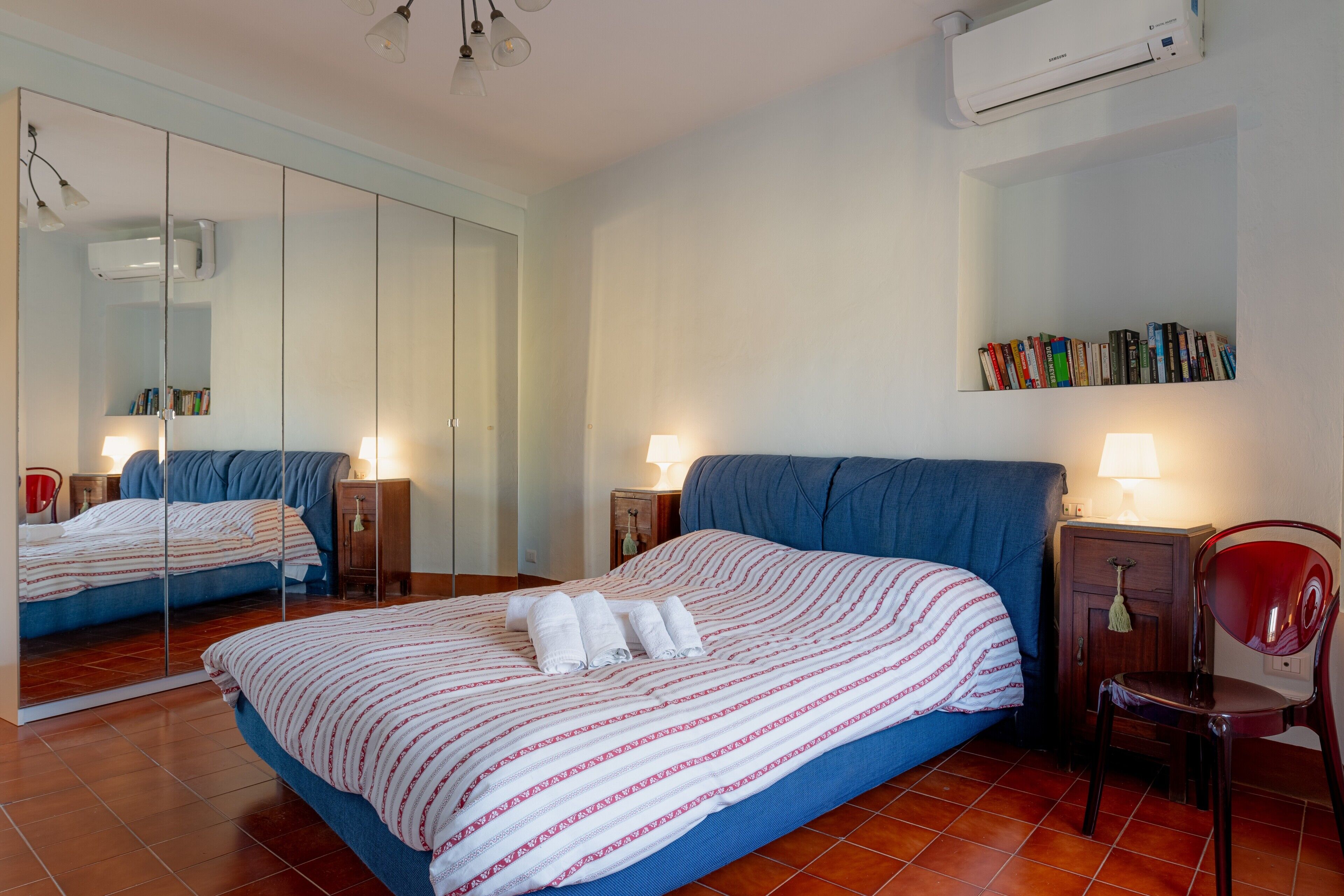 Silitysrauta/-lauta, Wi-Fi, vuodevaatteet