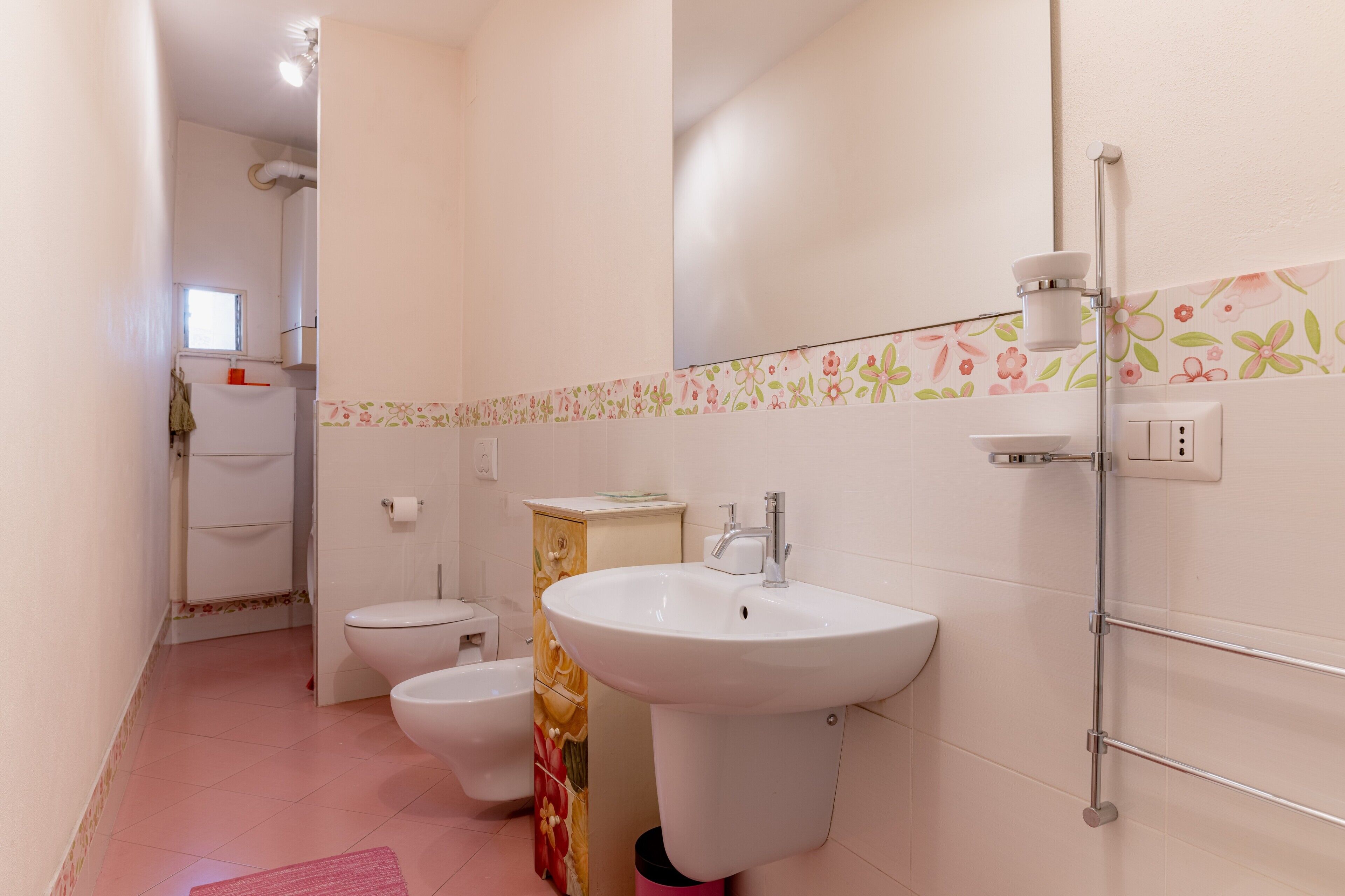 Suihku, hiustenkuivaaja, pyyhkeet