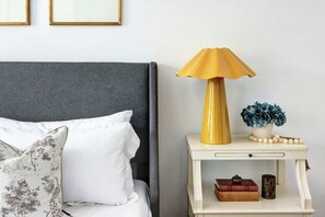 Tabla de planchar con plancha, wifi, ropa de cama