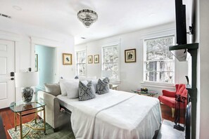 Iron/ironing board, WiFi, bed sheets - Romantic Jones Street Hideaway w/ Bay Window View (Savannah)