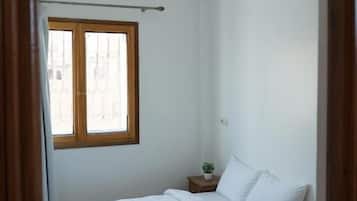 Tweepersoonskamer, uitzicht op stad | Een laptopwerkplek