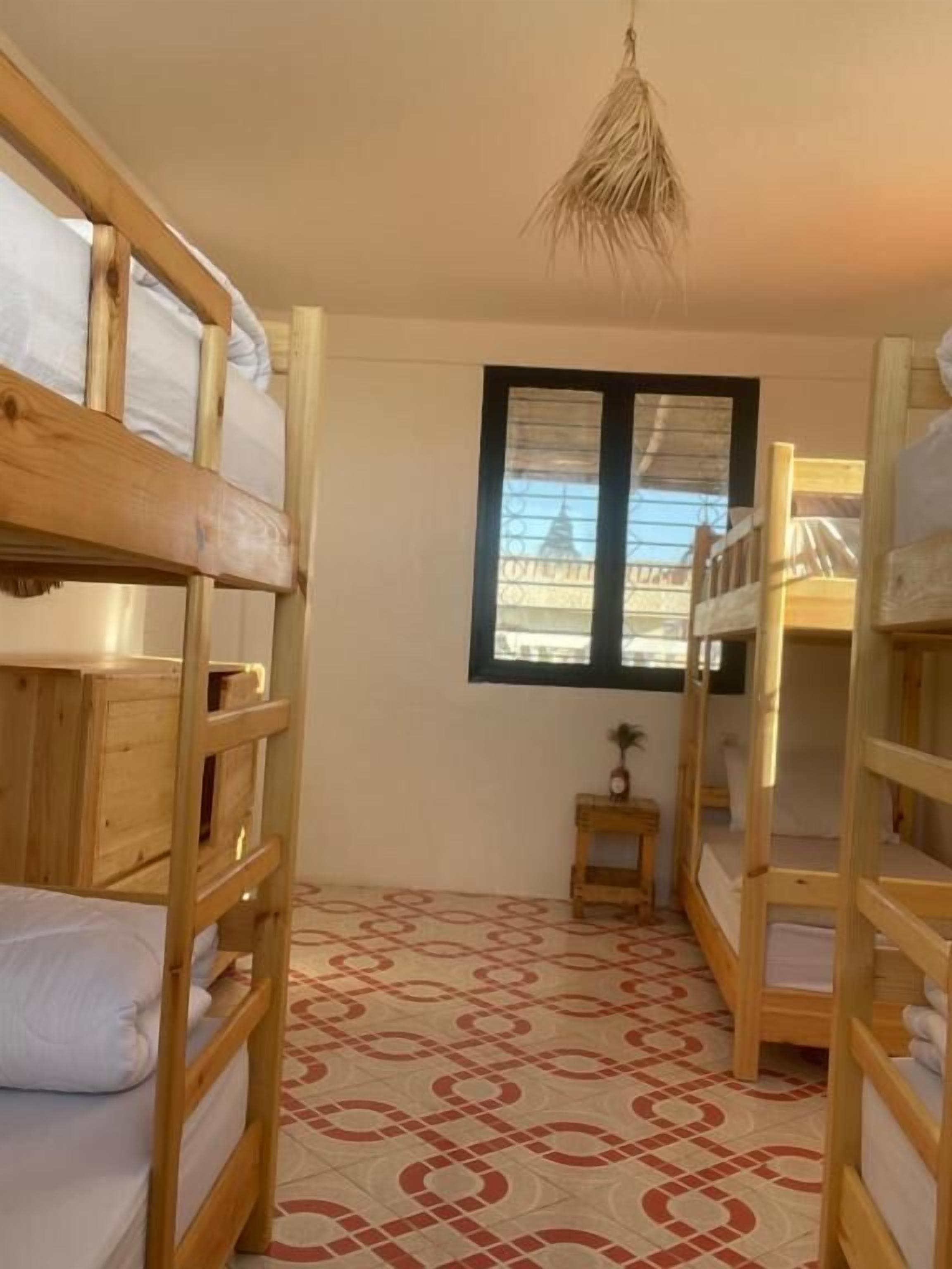 Slaapzaal, uitzicht op strand | Een laptopwerkplek