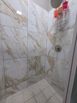 Pyyhkeet, saippua, sampoo, vessapaperi