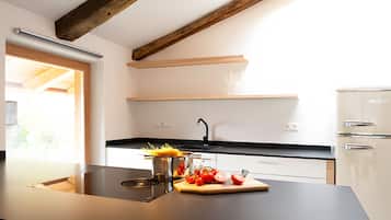 Frigorifero, forno, piano cottura, lavastoviglie