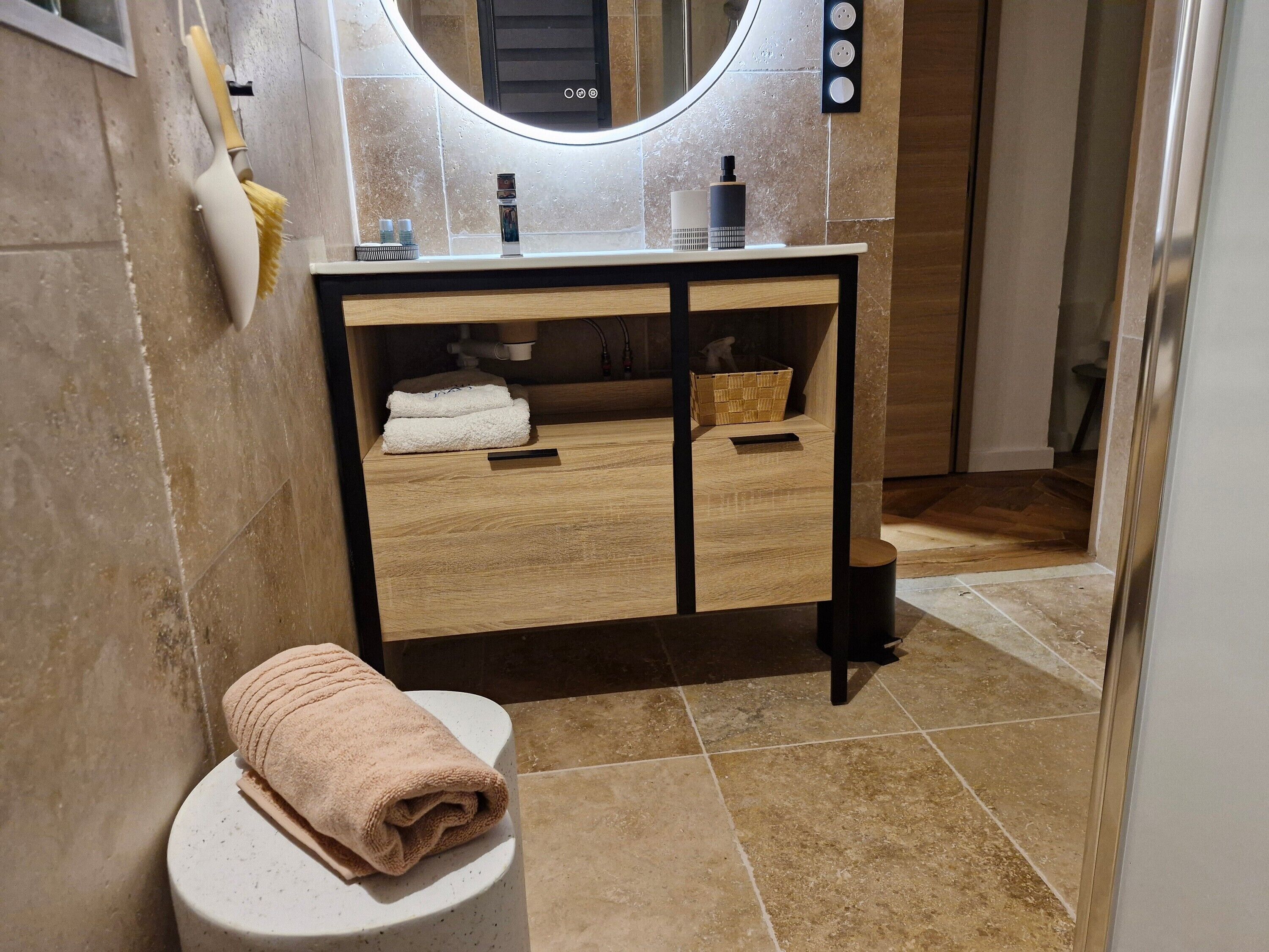 Shower, hair dryer, towels