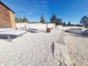 Property grounds - Guesthouse 'Le Cottage Bleu du Sud' with Mountain View, Wi-Fi, and Air Conditioning (Saint-Étienne-les-Orgues)