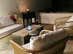 Interior - Guesthouse 'Le Cottage Bleu du Sud' with Mountain View, Wi-Fi, and Air Conditioning (Saint-Étienne-les-Orgues)