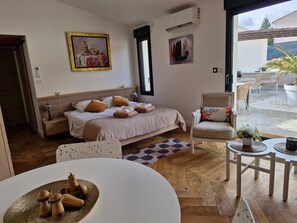 Dining - Guesthouse 'Le Cottage Bleu du Sud' with Mountain View, Wi-Fi, and Air Conditioning (Saint-Étienne-les-Orgues)