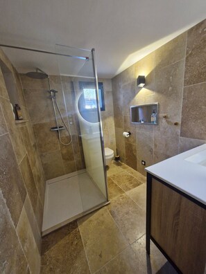 Douche, sèche-cheveux, serviettes fournies